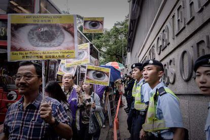 Marcha a favor de Edward Snowden ante el consulado de EEUU en Hong Kong.