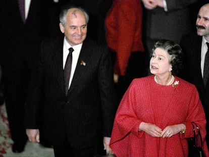 Isabel II y Mijaíl Gorbachov, durante una visita del líder soviético al Reino Unido.