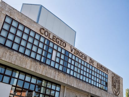 Fachada del colegio privado Virgen de Europa, en Boadilla del Monte, Madrid.