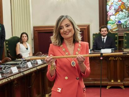 Cristina Ibarola sujeta la vara de mando del Consistorio de Pamplona, este sábado, ya como alcaldesa.