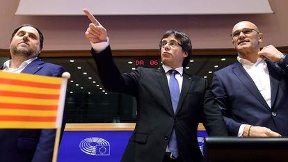 Oriol Junqueras, Carles Puigdemont y Raül Romeva, en el Parlamento Europeo en 2017.