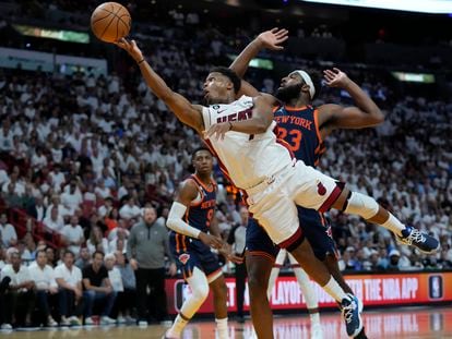 Kyle Lowry de lo Miami Heat se lanza para anotar una canasta contra los Knicks de Nueva York, en el juego 6 de la serie, este viernes en Miami.