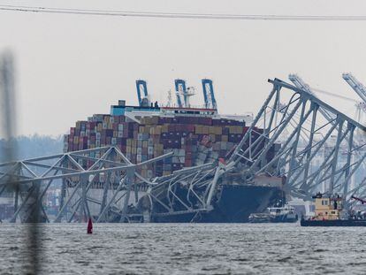 Vista del carguero 'Dali' el jueves, entre los restos del puente Francis Scott Key, en Baltimore (Maryland).