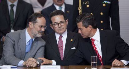 El dirigente del PAN, Gustavo Madero (i) con el presidente Pe&ntilde;a Nieto (d), en una imagen de archivo