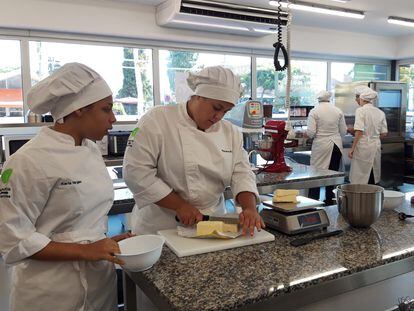 Alumnos del Instituto de los Alimentos de Barcelona, ubicado en Mercabarna.