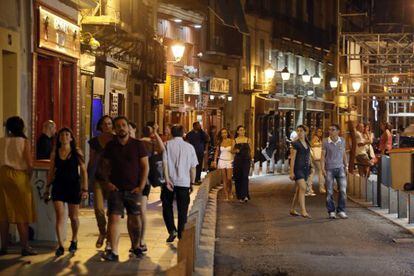 J&oacute;venes en la Cava Baja, en el barrio madrile&ntilde;o de La Latina. 