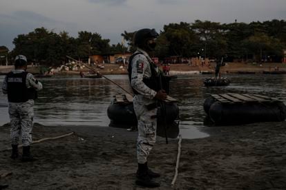 Guardia Nacional vigilan la orilla del río Suchiate, en la frontera entre México y Guatemala.