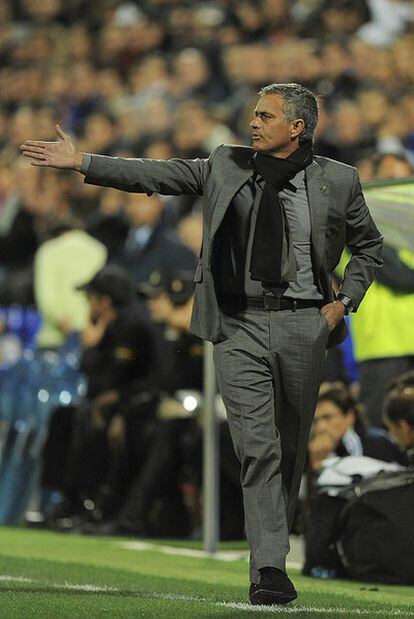 Mourinho da instrucciones el sábado, en el Rico Pérez, ante el Hércules.
