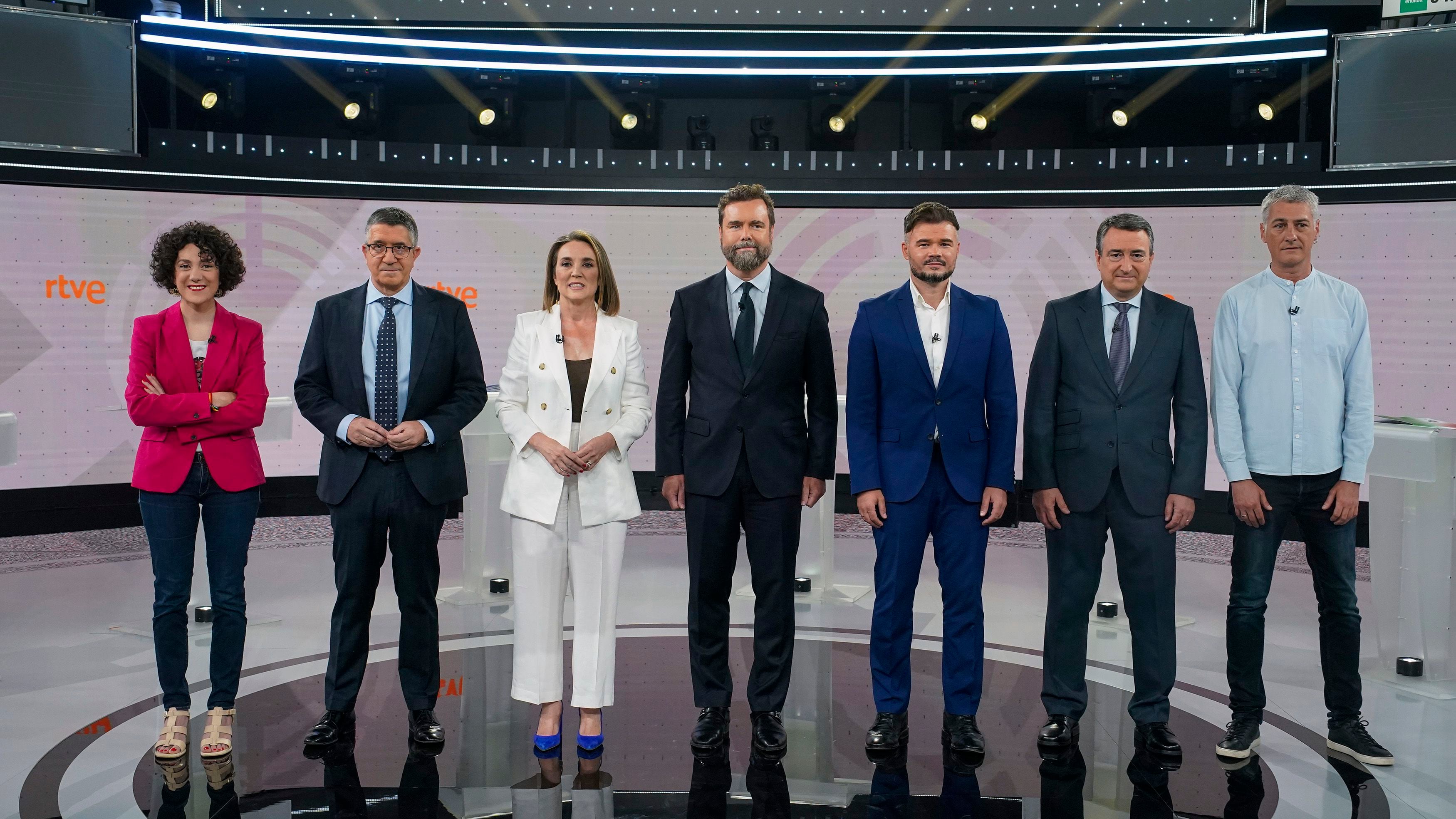 De izquierda a derecha, Aina Vidal (Sumar), Patxi López (PSOE), Cuca Gamarra (PP), Iván Espinosa de los Monteros (VOX), Gabriel Rufián (ERC), Aitor Esteban (PNV) y Oscar Matute (EH Bildu) posan para una foto de familia antes del debate en Televisión Española en Madrid.