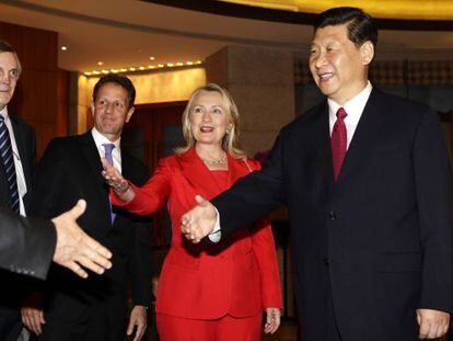 El secretario del Tesoro de EE UU, Timothy Geither, la secretaria de Estado norteamericana, Hillary Clintyon, y el vicepresidente chino Xi Jinping.