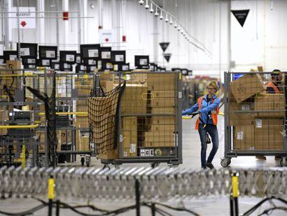 Trabajadores de Amazon en un centro logístico de la compañía. 