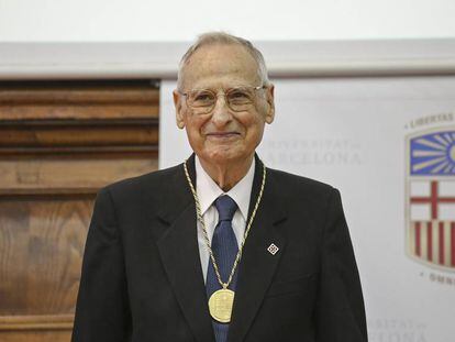 Hilari Raguer, con su medalla de oro de la Universidad de Barcelona. 