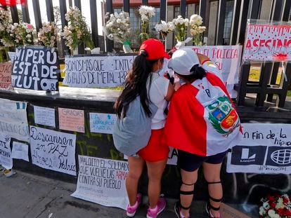 Un par de mujeres en un homenaje a las víctimas mortales durante las protestas en Lima, Perú.