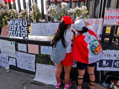 Un par de mujeres en un homenaje a las víctimas mortales durante las protestas en Lima, Perú.