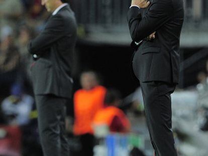 Vilanova y Emery, en segundo término, durante el partido en el Camp Nou.