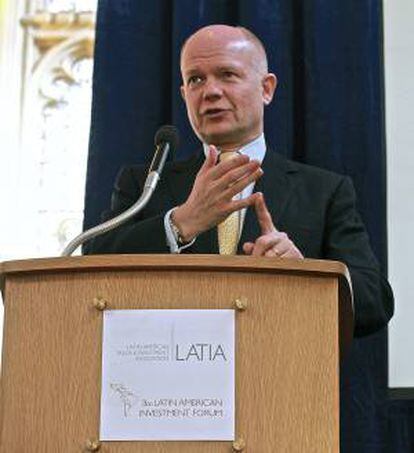 Fotografía cedida por la Asociación Latinoamericana de Comercio e Inversión (LATIA) del ministro británico de Exteriores, William Hague, durante su discurso en el tercer Foro Latinoamericano de Inversión (LAIF 2013), celebrado hoy en la City de Londres, en el que ha animado a los empresarios de su país a abrirse camino en Latinoamérica.