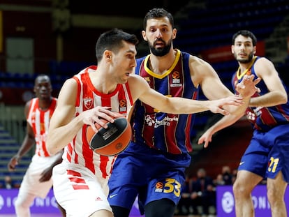 Mirotic intenta frenar a Dobric.