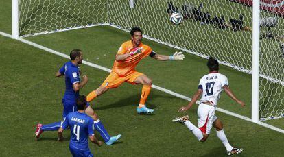Bryan Ruiz marcando el gol de Costa Rica.