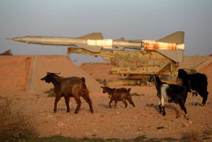 Misil tierra-aire en la base de la Fuerza Aérea en Tobruk, tomada por los rebeldes.