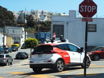 Un vehículo autónomo de la empresa Cruise transita por las calles de San Francisco, California.