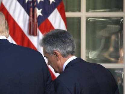 Foto de archivo de Donald Trump junto al presidente de la Fed, Jerome Powell, el d&iacute;a del anuncio de su nombramiento