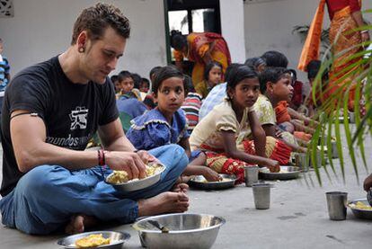 José Saurí come con los alumnos de la escuela de Sundarban que ha ayudado a crear.