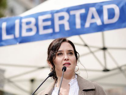 La presidenta de la Comunidad de Madrid y candidata a la reelección, Isabel Díaz Ayuso, visita el lunes una carpa del Partido Popular en el distrito de Chamberí.