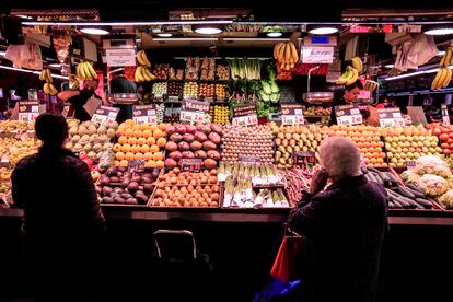Puesto de frutas y verduras en un mercado de Madrid, el viernes.