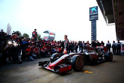 El francés Romain Grosjean y el mexicano Esteban Gutierrez posan con el coche de la escudería Haas.