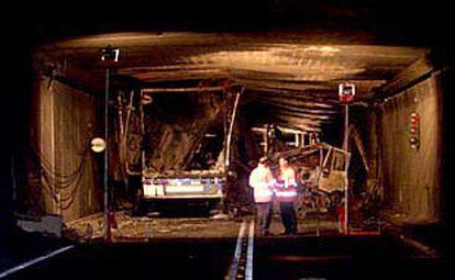 Dos miembros de los equipos de rescate cambian impresiones en el interior del túnel de San Gotardo.