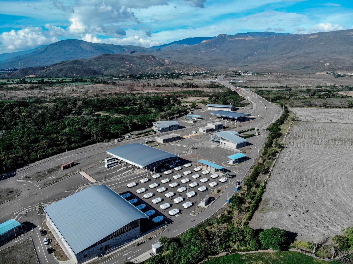 Vista aérea del puente convertido en el Centro de Atención Sanitaria Tienditas. 