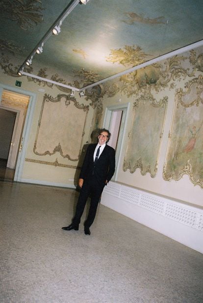 El empresario en una estancia de la casa Garriga-Nogués, joya modernista donde instalará su museo de arte "prohibido".  