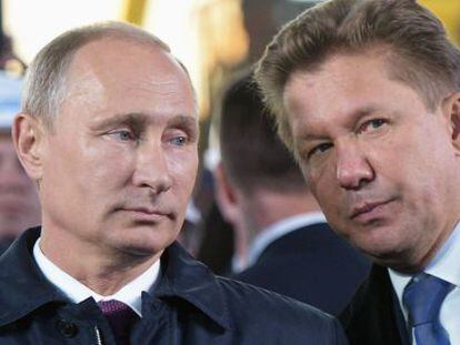 El presidente de Gazprom, Alexei Miller, (derecha) y el presidente ruso  Vladimir Putin en un acto en Yakutsk el 1 de septiembre. 
