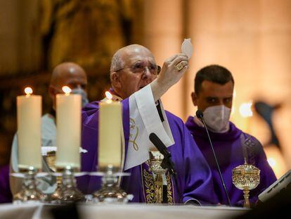 El cardenal arzobispo de Madrid y vicepresidente de la Conferencia Episcopal Española (CEE), Carlos Osoro, en la catedral de La Almudena en noviembre de 2020.