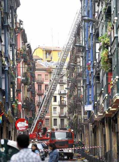 Los bomberos, ayer, en la calle Dos de Mayo de Bilbao.