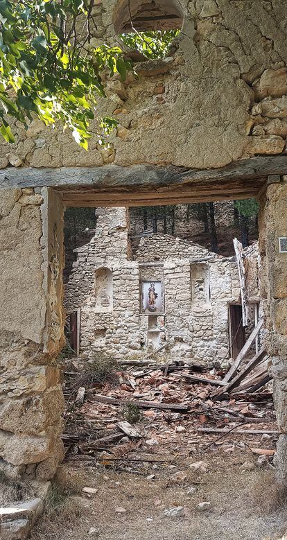 Restos de la iglesia de la aldea de Las Canalejas, abandonada hace medio siglo.
