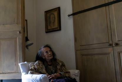 La pintora Lucinda Urrusti en su hogar, en Xochimilco, Ciudad de México, en 2022.
