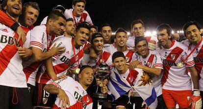 Jugadores del River Plate con la Copa Sudamericana