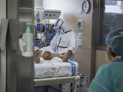 Un pacient a la UCI de l'Hospital Vall d’Hebron de Barcelona.