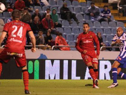 Manuel Pablo dispara con la izquierda en la acci&oacute;n de su gol.