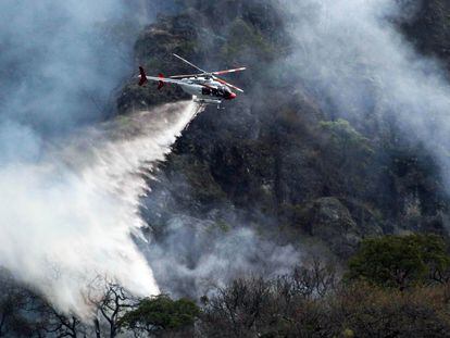 Un helicóptero ayuda en las labores para apagar los incendios en Tepoztlán, Morelos.
