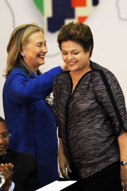 La secretaria de Estado Hillary Clinton da el relevo a la presidenta brasileña Dilma Rousseff tras su intervención.