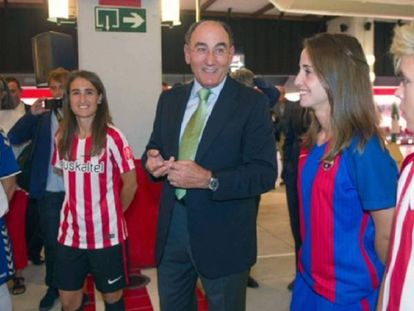 José Ignacio Sánchez Galán, con varias jugadoras. En vídeo, declaraciones de Luis Rubiales, presidente de RFEF.