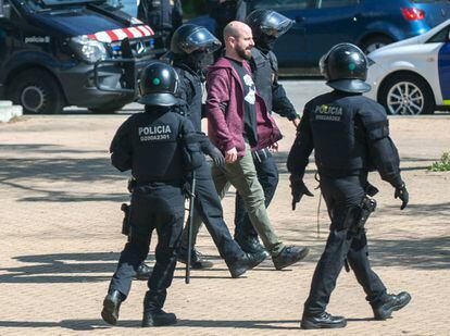 Los Mossos detienen a una persona durante el acto del Rey Felipe VI en la Escuela Judicial este lunes. 