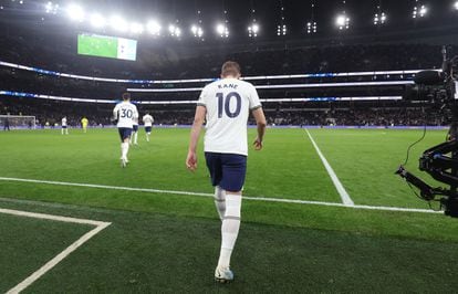 Harry Kane, delantero del Tottenham Hotspur, hace su entrada en el terreno de juego en un partido del equipo inglés.