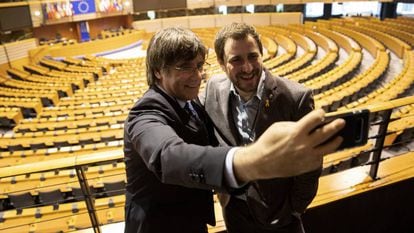 Carles Puigdemont y Toni Comín en el Parlamento Europeo en febrero de 2020, al poco de asumir su escaño como eurodiputados.