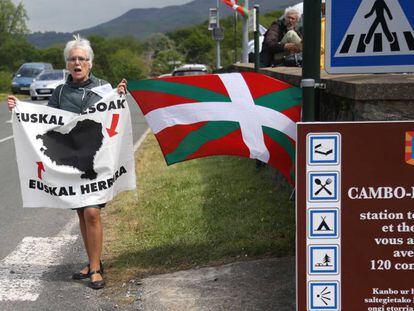 Una mujer reclama el acercamiento de los presos en Cambo-les-Bains (Francia) el 4 de mayo.