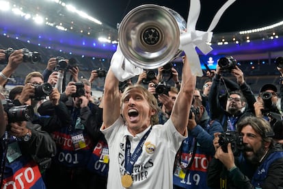 Luka Modric levanta la copa en el Stade de France.