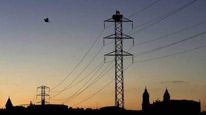 Torre de un tendido eléctrico cercano a la Catedral de Pamplona. EFE/Archivo