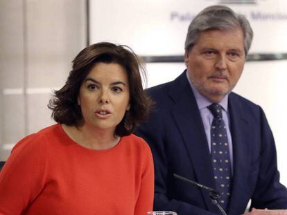 Sáenz de Santamaría y Méndez de Vigo, en la rueda de prensa posterior al Consejo de Ministros.